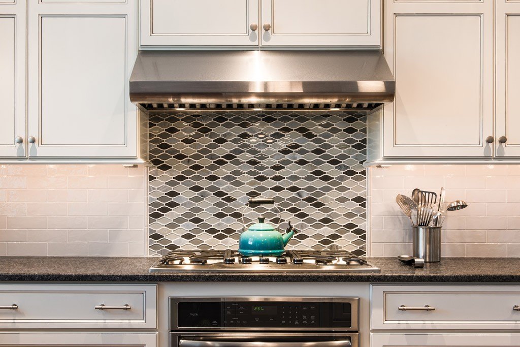 Arabesque Mosaic in Paoli, PA kitchen remodel — Cream glazed Shaker cabinetry
