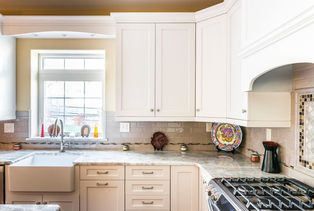West Chester eclectic kitchen showing quartzite counters running continuously from perimeter to island